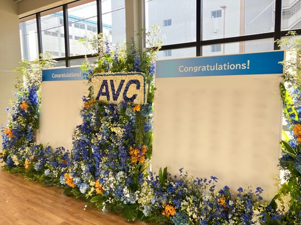 法人向けお祝い花おまとめサービスmatomeru_移転祝い_エントランス装飾 株式会社映像センター様_お祝い花matomeru_エントランス装飾_移転祝い